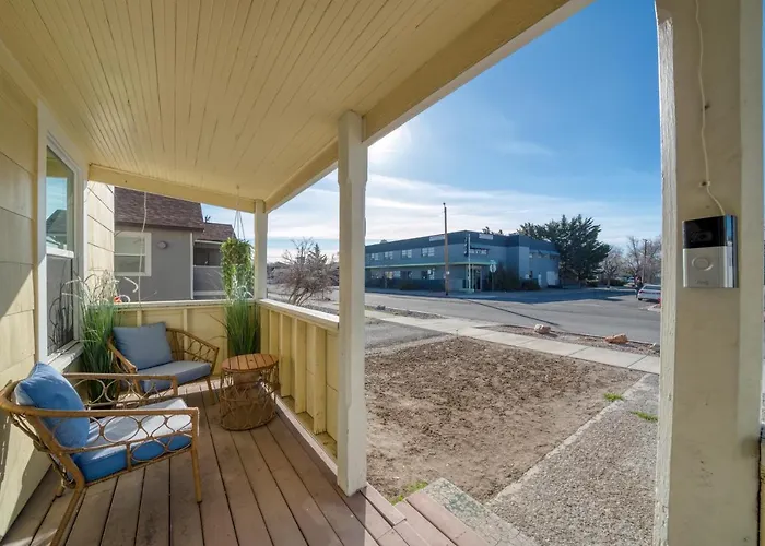Midtown Flight Deck: 2Br Gem