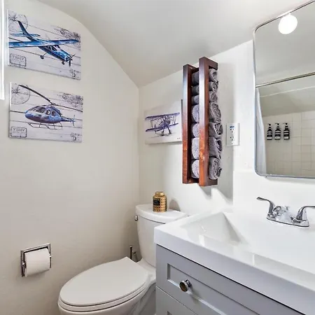 Villa Midtown Flight Deck: 2Br Gem Reno Esterno foto
