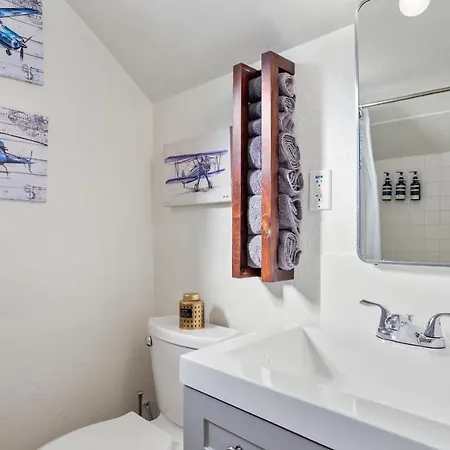 Villa Midtown Flight Deck: 2Br Gem Reno Esterno foto