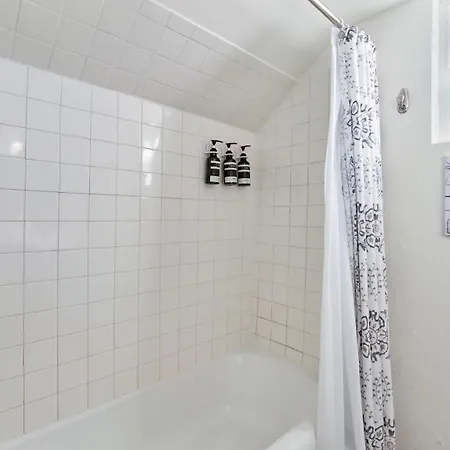 Villa Midtown Flight Deck: 2Br Gem Reno Esterno foto